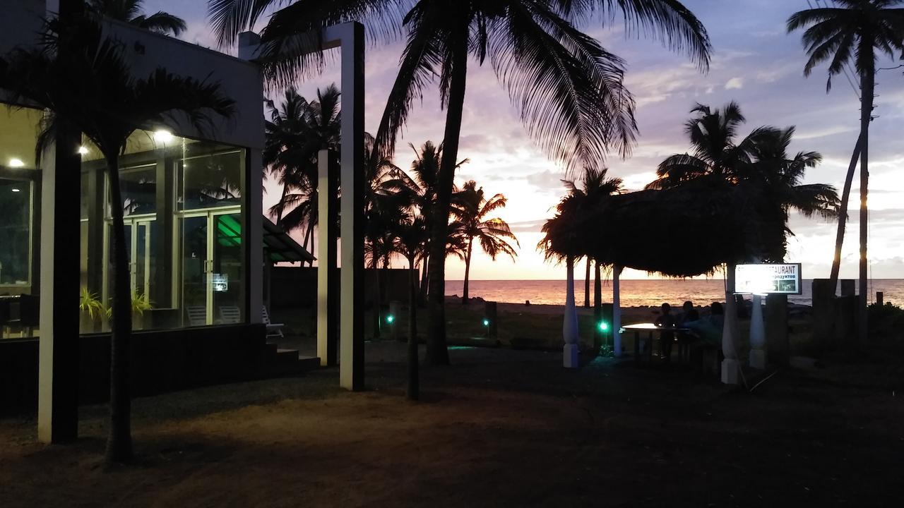 Saara Beach Hotel Marawila Exterior foto